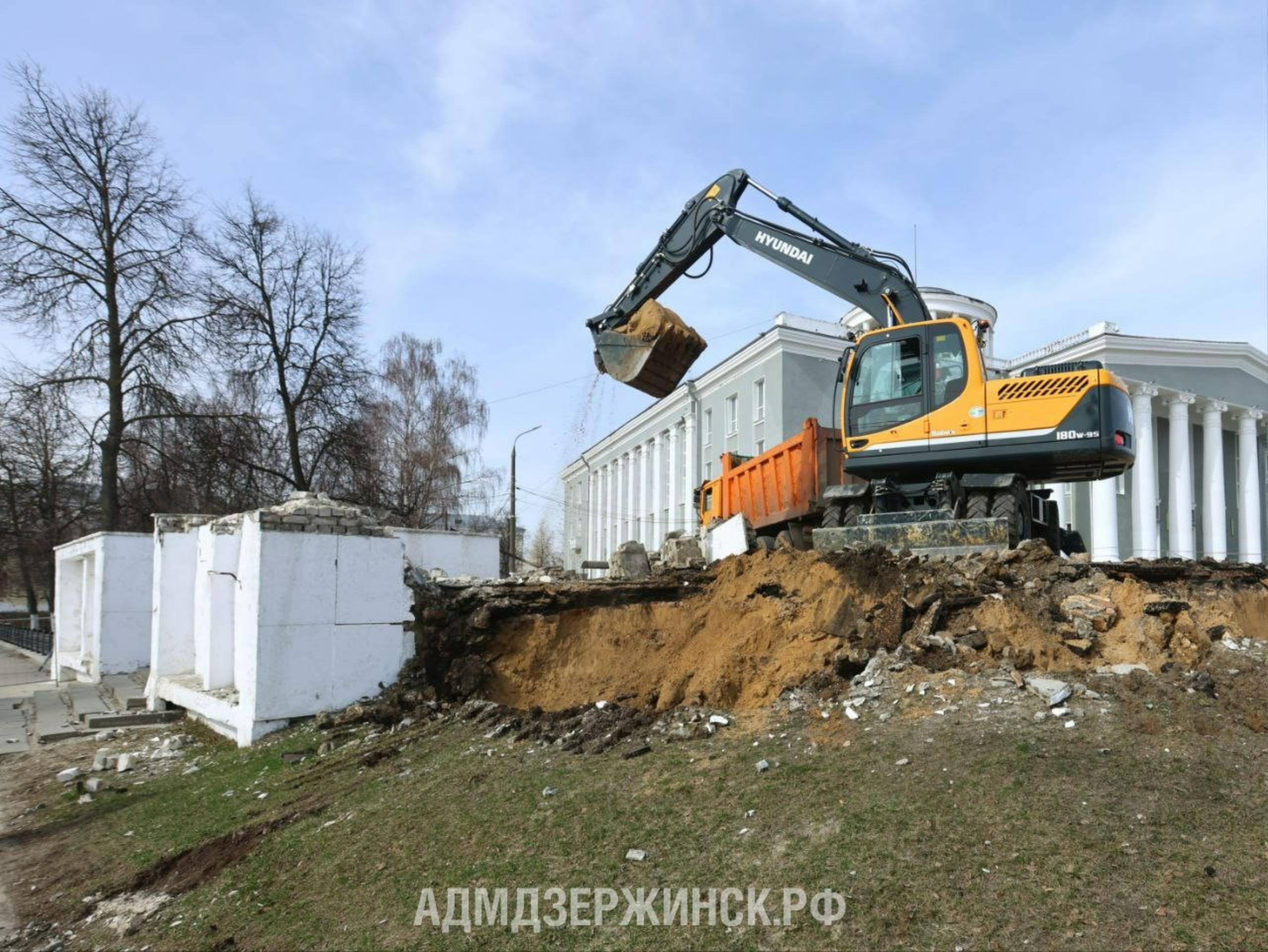 Лестницы и подпорные стены Дворца культуры химиков в Дзержинске облицуют  гранитом из Карелии - Администрация города Дзержинска